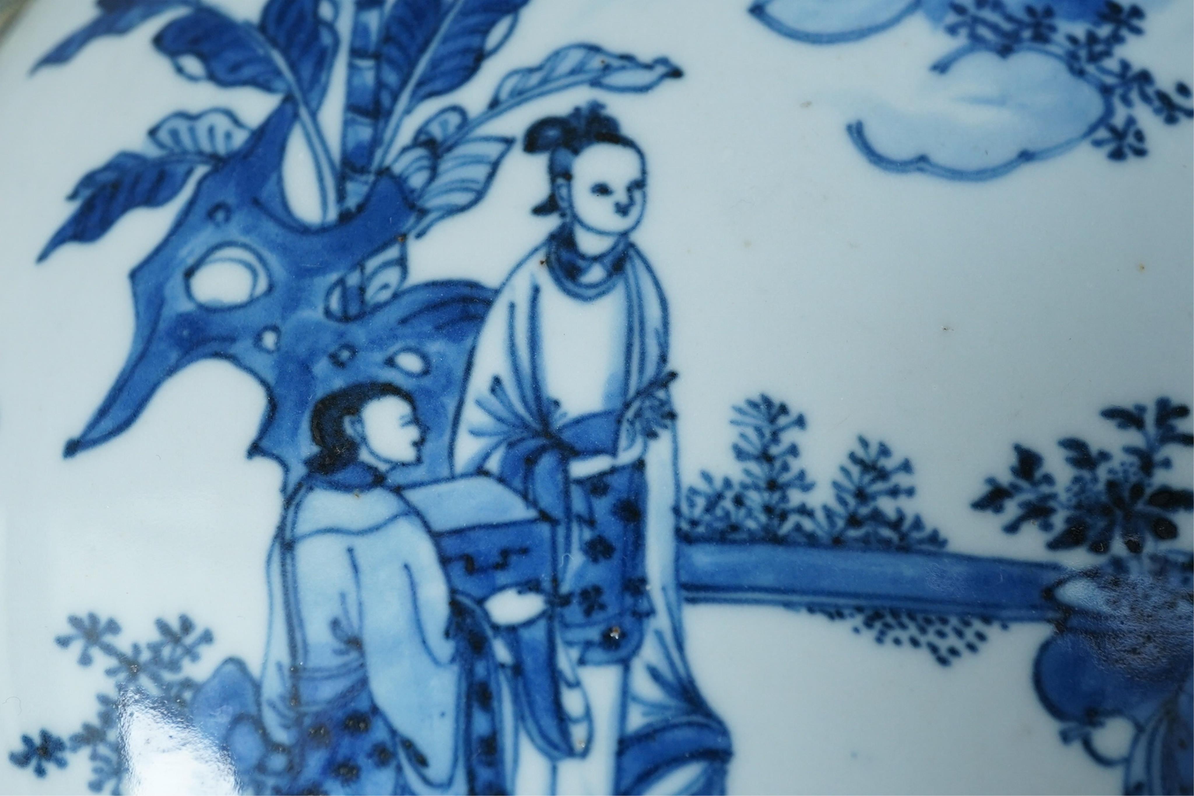 A Chinese blue and white cover for a box, early Kangxi period